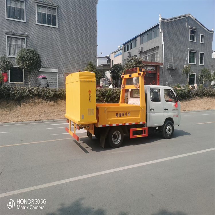 新規(guī)藍(lán)牌福田雙排防撞緩沖車 小身材守護(hù)大安全，掃路車市場(chǎng)迎跨界新選擇